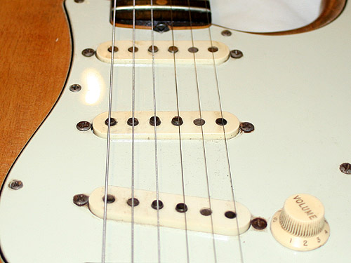 Compare the length of the magnets of the FS-1 in the neck position of my guitar...
